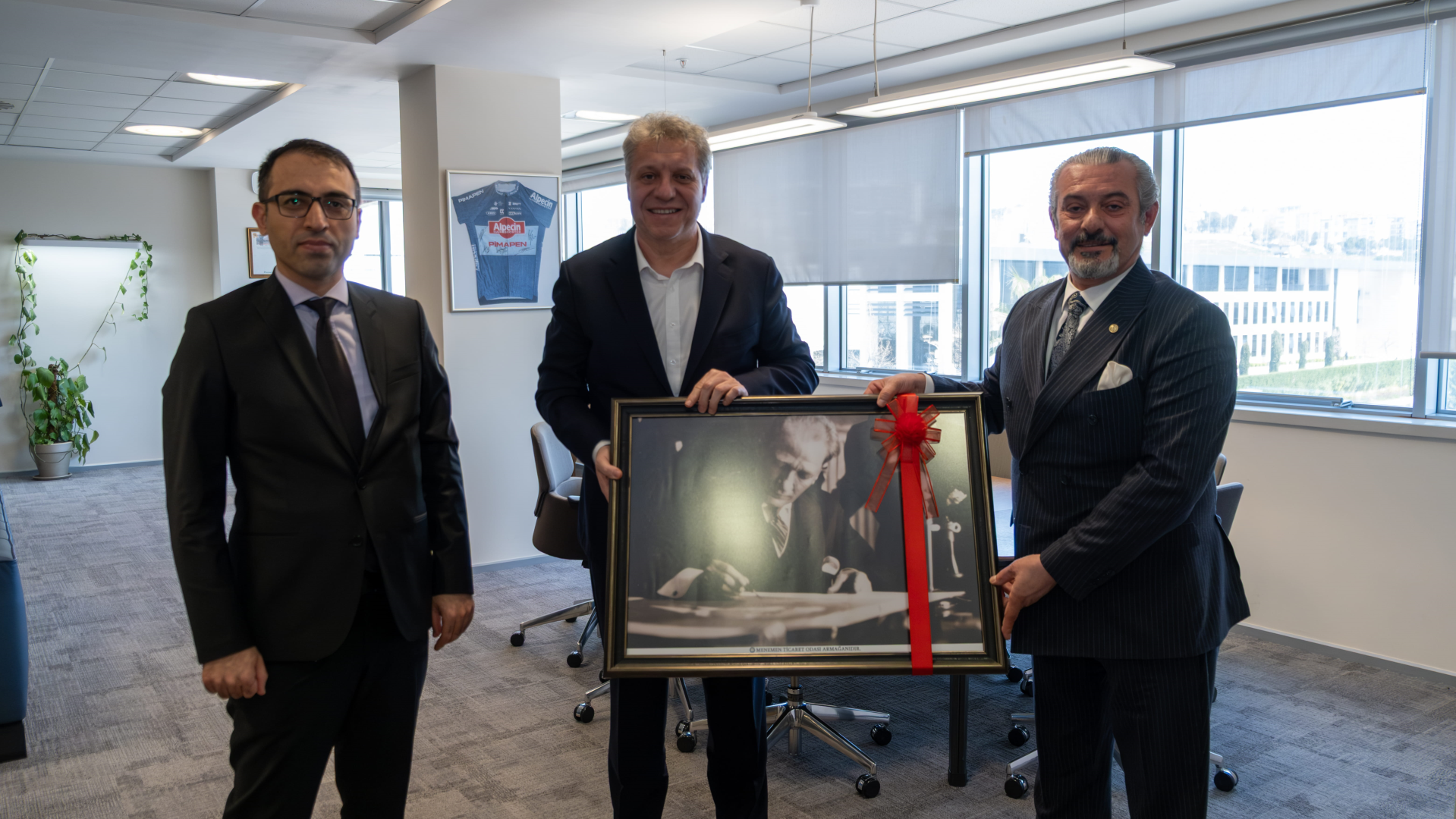 MENEMEN KAYMAKAMI SAYIN VEDAT YILMAZ VE BAŞKANIMIZ İZZET SÜSOY'DAN EGE PROFİL'E ZİYARET