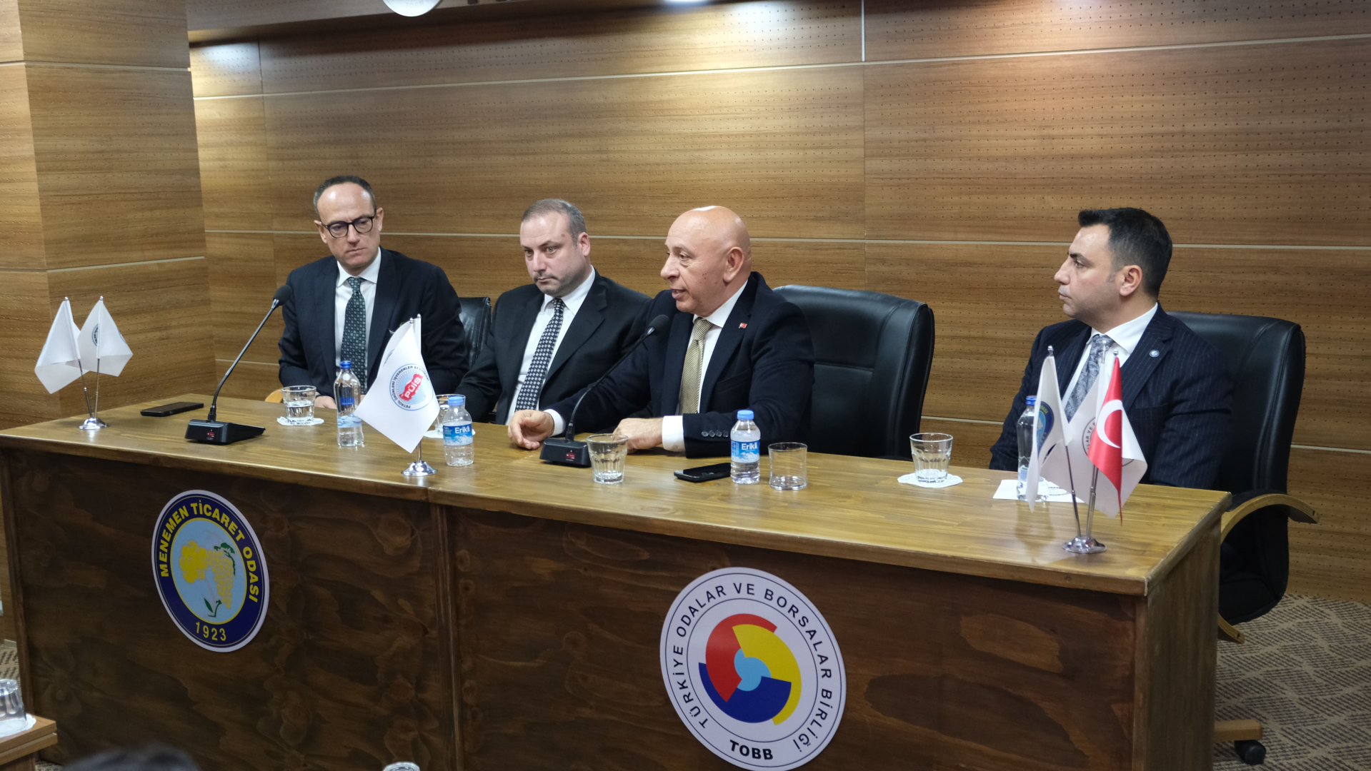 EGE BÖLGESİ AKARYAKIT BAYİLERİ MENEMEN TİCARET ODASI'NDA TOPLANDI