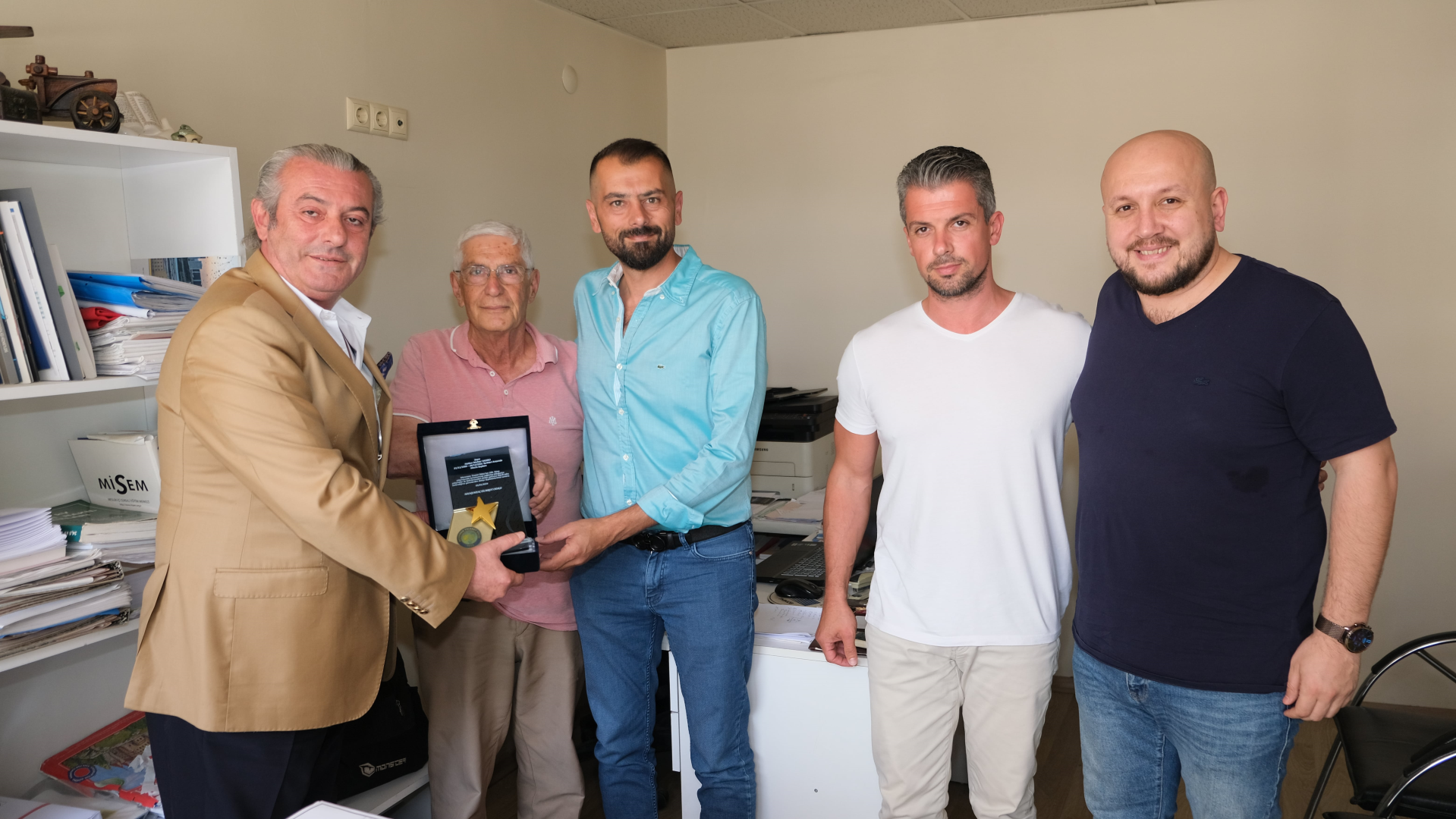 MENTO ÜYELERİNE PLAKETLERİNİ TAKDİM ETTİ